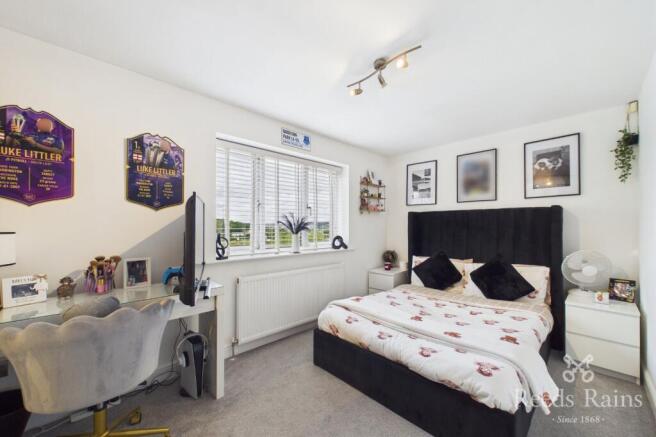 5 bed Detached for sale Image 7