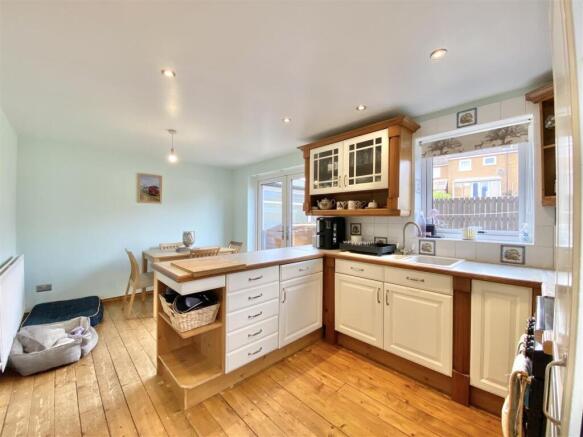 3 bed Semi-Detached for sale Image 4