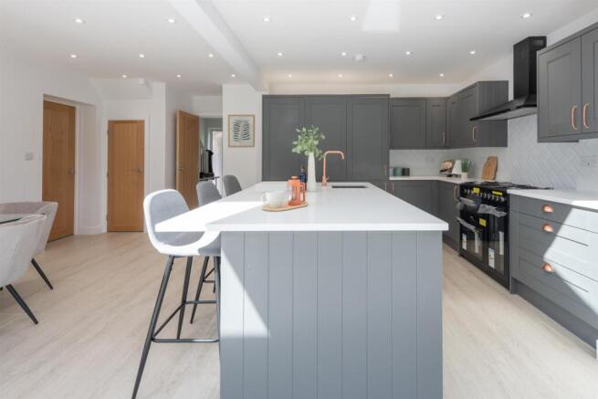 4 bed Semi-Detached for sale Image 11