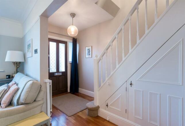 36 Gresham Avenue hall.jpg