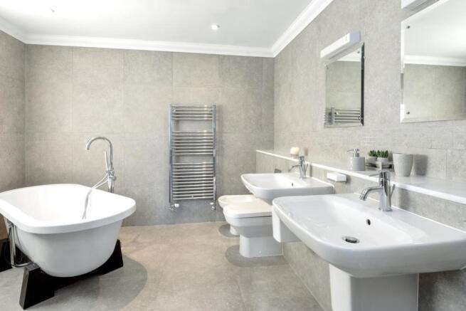Master En-suite Bath