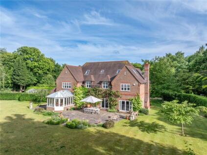 Kings Drive, Midhurst, West Sussex, GU29