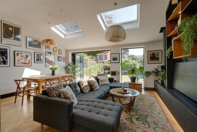 6 bed Detached for sale Image 5