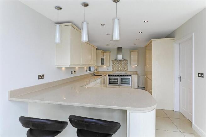 5 bed Detached for sale Image 5
