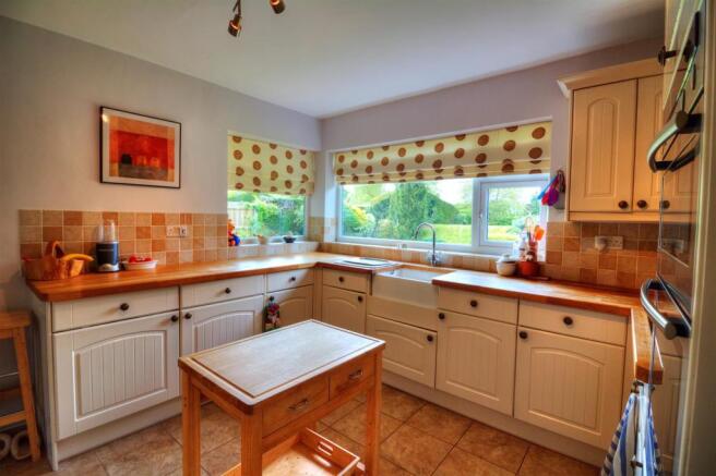 Kitchen 2.jpg