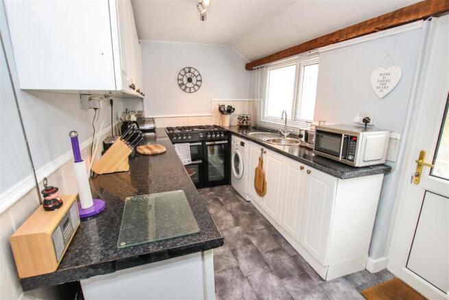 FITTED KITCHEN