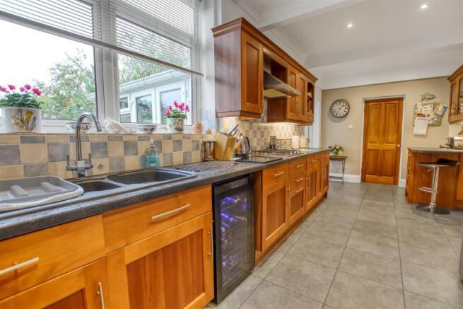 4 bed Detached for sale Image 5