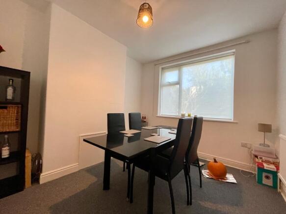 4 bed Semi-Detached to rent Image 5