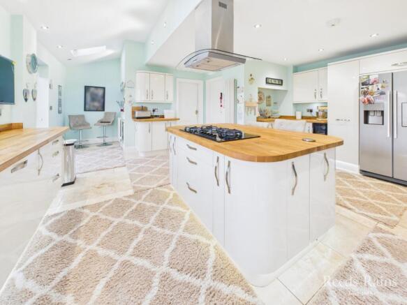 4 bed Detached for sale Image 6