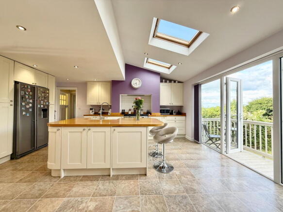5 bed Detached for sale Image 7