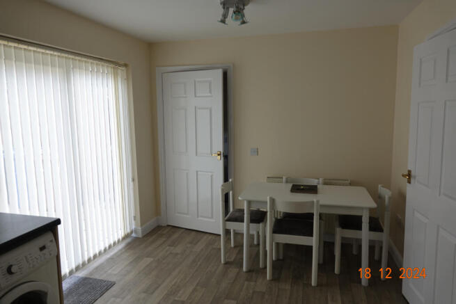 3 bed House to rent Image 4