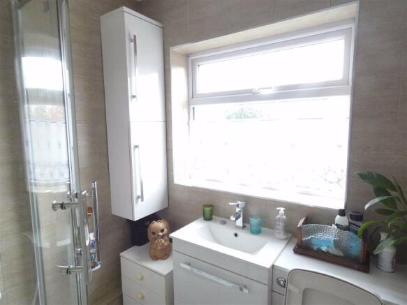 MODERN SHOWER ROOM