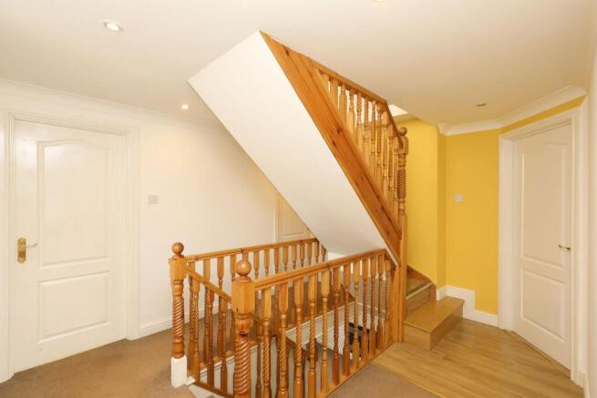 4 bed Detached for sale Image 11