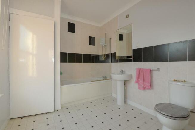 Bathroom 1.jpg
