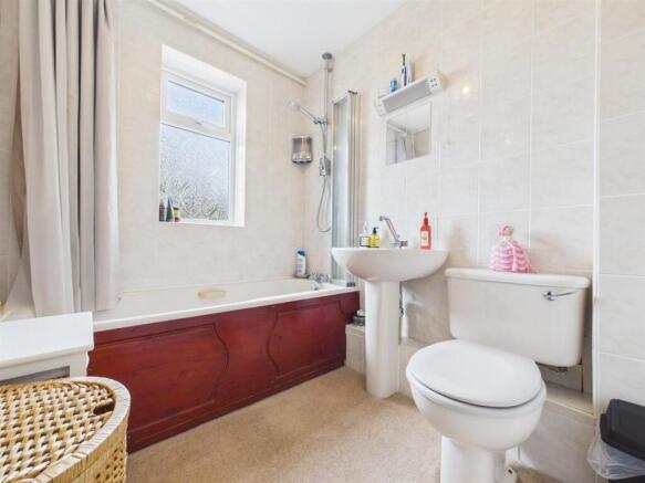 4 bed Detached for sale Image 9