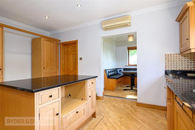 5 bed Detached for sale Image 8