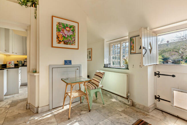 8586761-interior0...