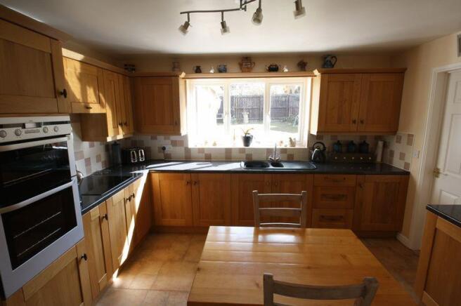 KITCHEN/BREAKFAST