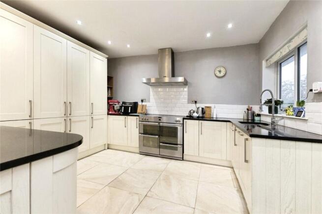 4 bed Bungalow for sale Image 7