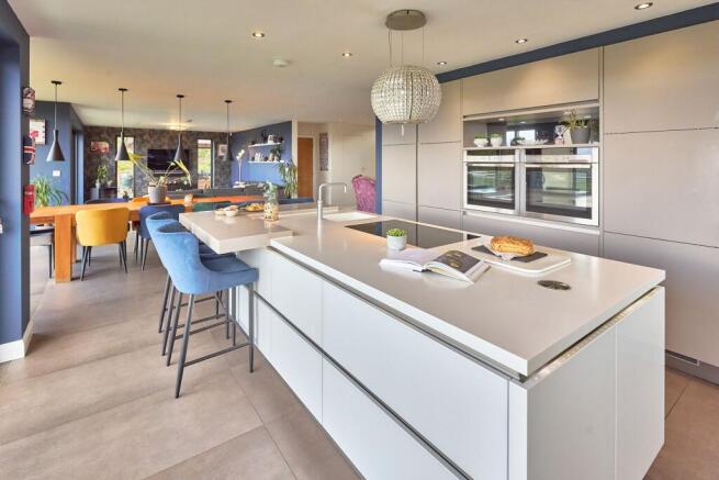 6 bed Detached for sale Image 8