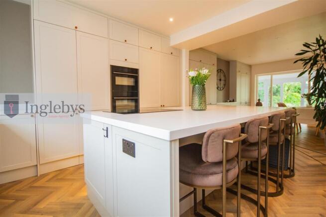 4 bed Detached for sale Image 9