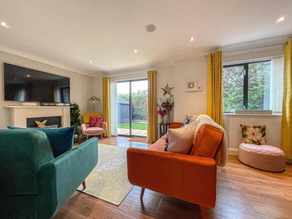 19 Victoria Court - Living room