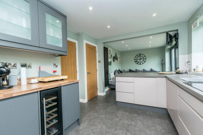 4 bed Detached for sale Image 6