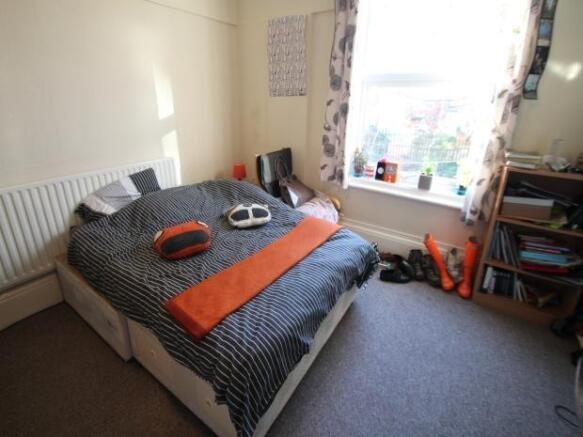 A cozy bedroom featuring a double bed positione...
