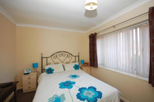 9westbourneavenueBED1.JPG