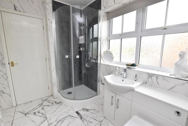 EN SUITE BATHROOM