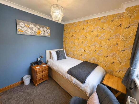 5 bed Detached for sale Image 12