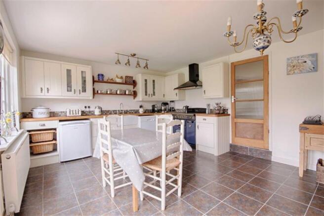KITCHEN/BREAKFAST ROOM