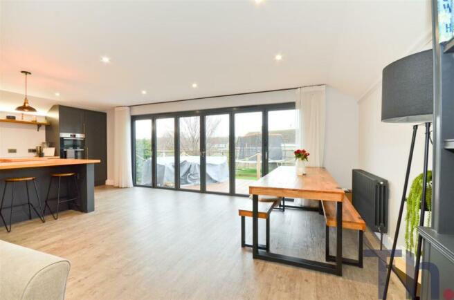 Dining Area and Bi-fold doors.JPG