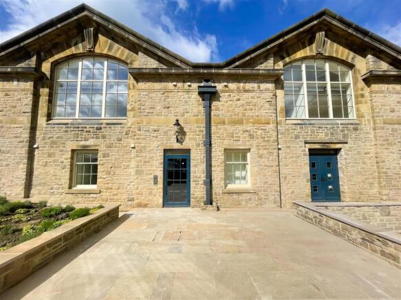 ATTRACTIVE COMMUNAL GARDEN & SECURE PARKING