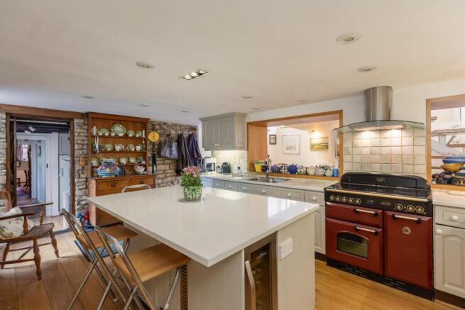 5 bed House for sale Image 6