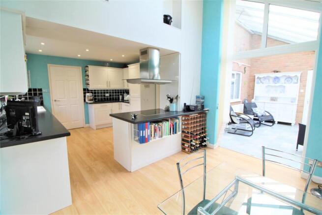 KITCHEN/BREAKFAST ROOM