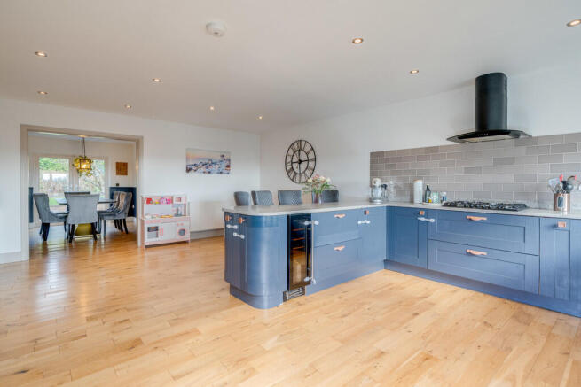 5 bed Detached for sale Image 8