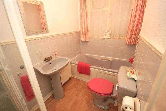 EN-SUITE BATHROOM