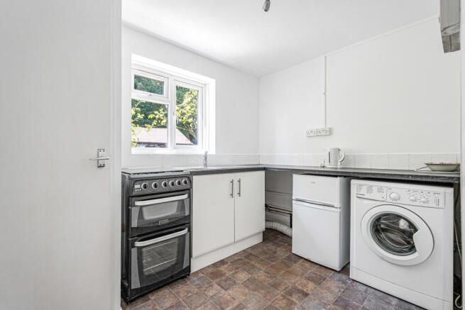 Admers Crescent, Liphook, Hampshire photo 4