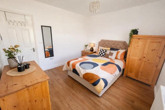 Bright, tidy double room with stylish bedding...
