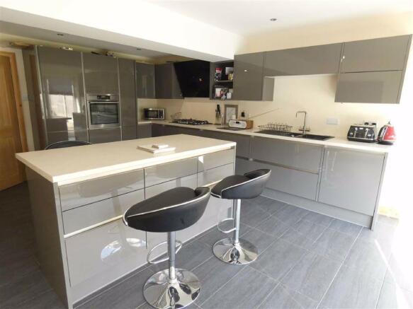 SUPERB DINING KITCHEN