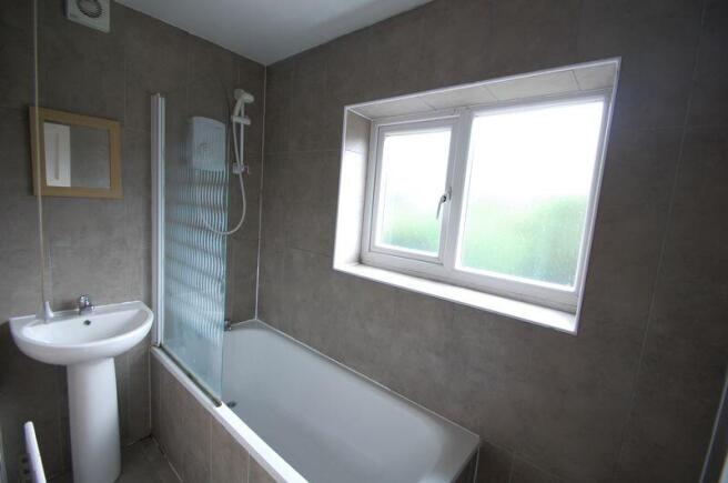 4 bed House to rent Image 6