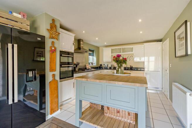 4 bed House for sale Image 5