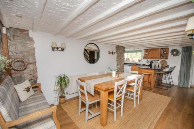 Dining room pic 3.jpg