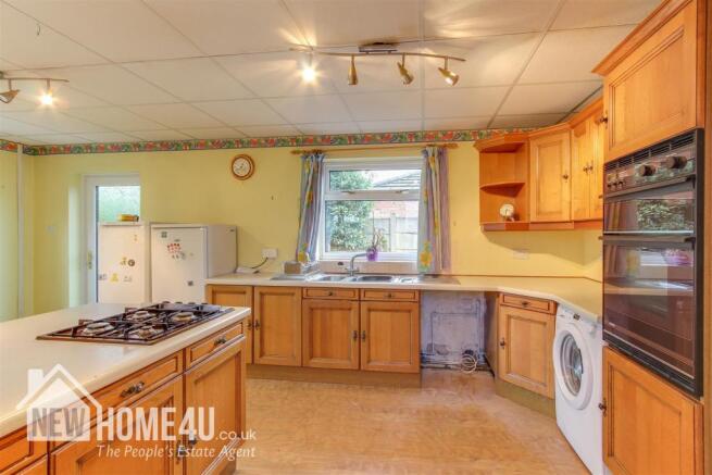 KITCHEN / BREAKFAST ROOM:
