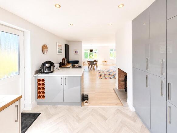 4 bed Bungalow for sale Image 6