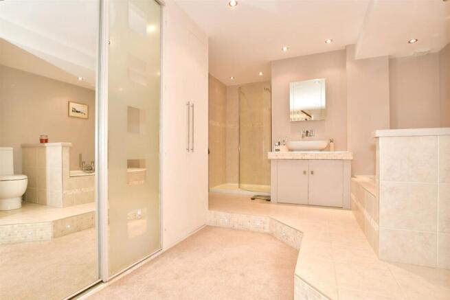 Dressing Area/En-Suite Bathroom