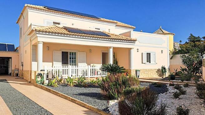 Sophisticated 4 bedroom villa for sale in Loule