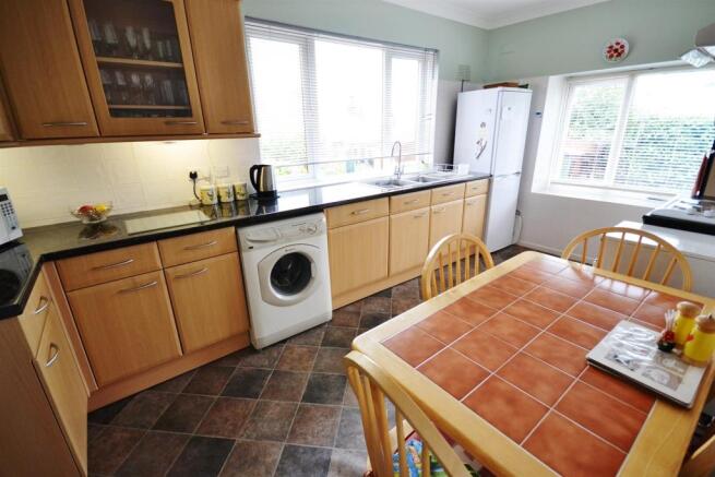KITCHEN/BREAKFAST RO