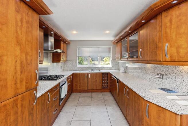 4 bed Detached for sale Image 3